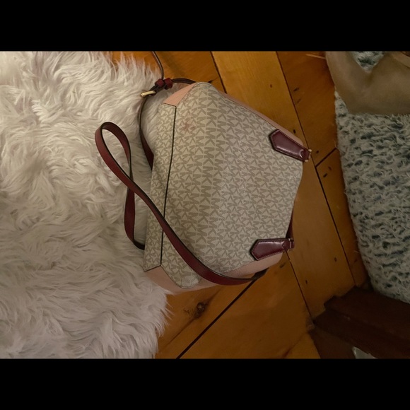 Great condition medium size authentic Micheal Kors.  Barely used. - Picture 3 of 3